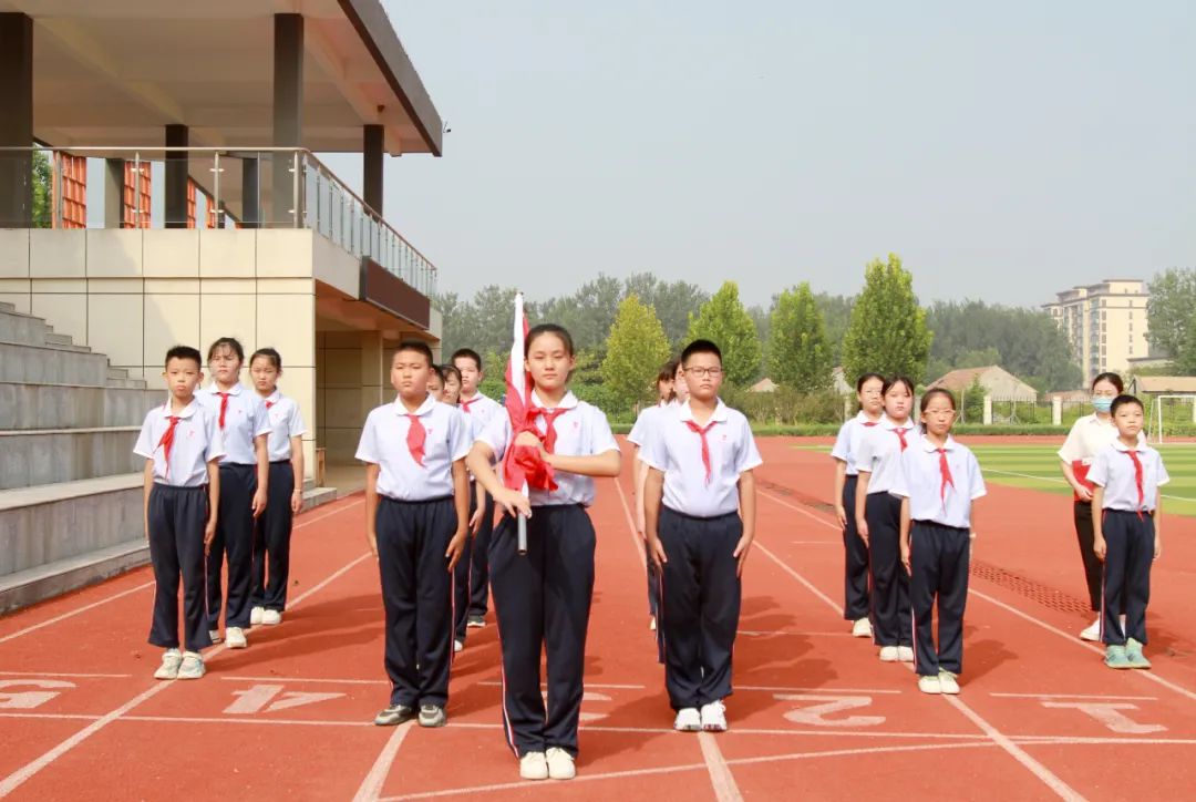 新起点  新动力，山师天衢杨庄实验小学隆重举行开学典礼暨升旗仪式