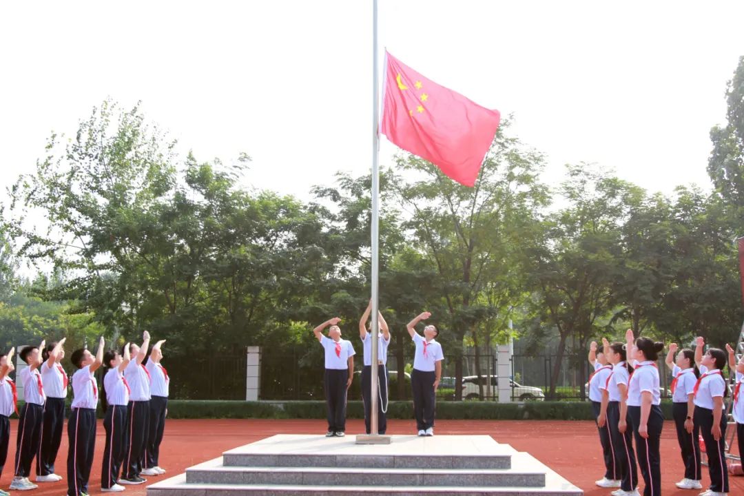 新起点  新动力，山师天衢杨庄实验小学隆重举行开学典礼暨升旗仪式