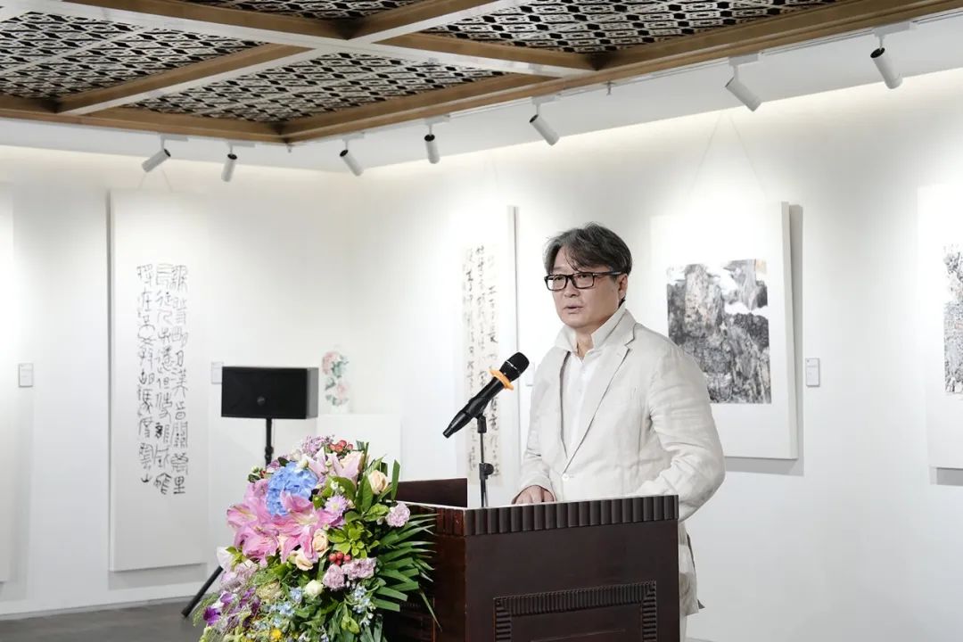 “徐海作品展”在荣宝斋书法馆隆重开幕，展出书法、绘画、篆刻、烟斗、画瓷作品百余件