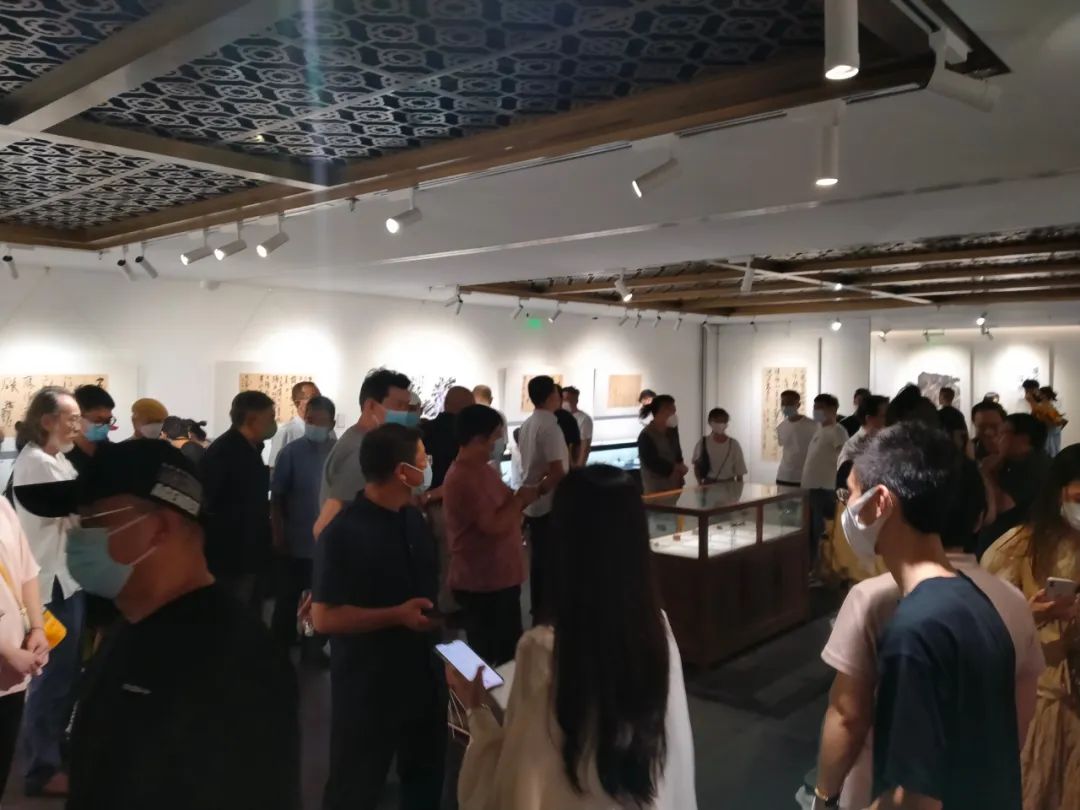 “徐海作品展”在荣宝斋书法馆隆重开幕，展出书法、绘画、篆刻、烟斗、画瓷作品百余件