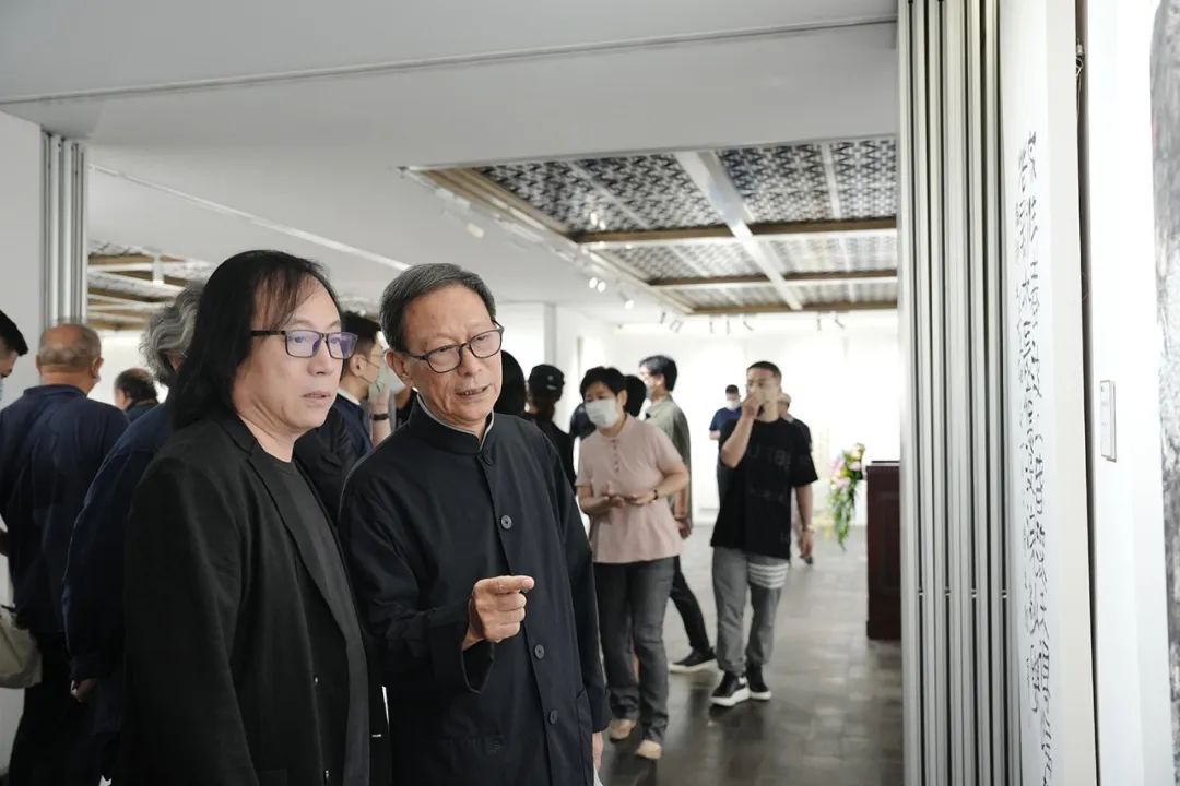 “徐海作品展”在荣宝斋书法馆隆重开幕，展出书法、绘画、篆刻、烟斗、画瓷作品百余件