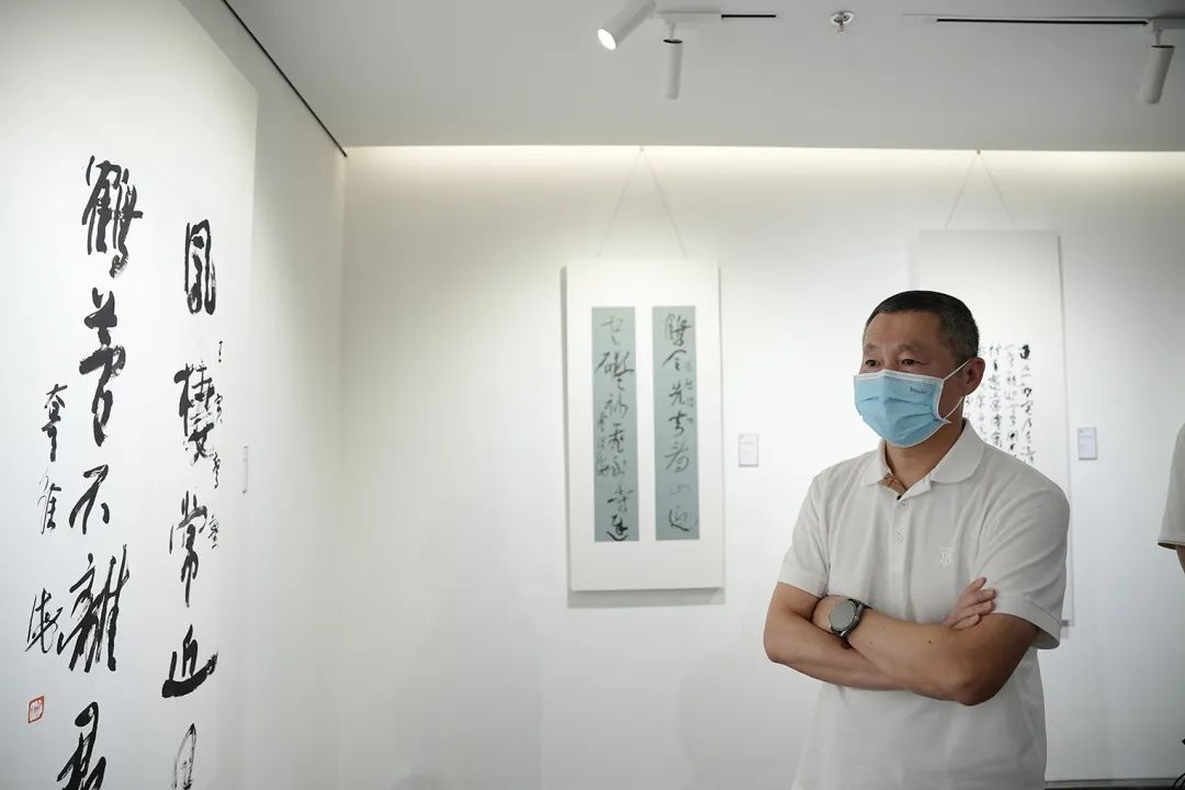 “徐海作品展”在荣宝斋书法馆隆重开幕，展出书法、绘画、篆刻、烟斗、画瓷作品百余件