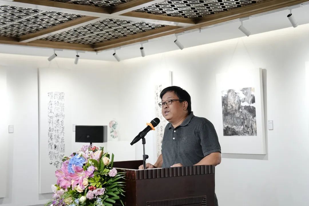 “徐海作品展”在荣宝斋书法馆隆重开幕，展出书法、绘画、篆刻、烟斗、画瓷作品百余件