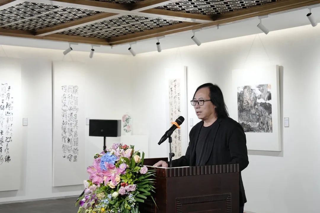 “徐海作品展”在荣宝斋书法馆隆重开幕，展出书法、绘画、篆刻、烟斗、画瓷作品百余件