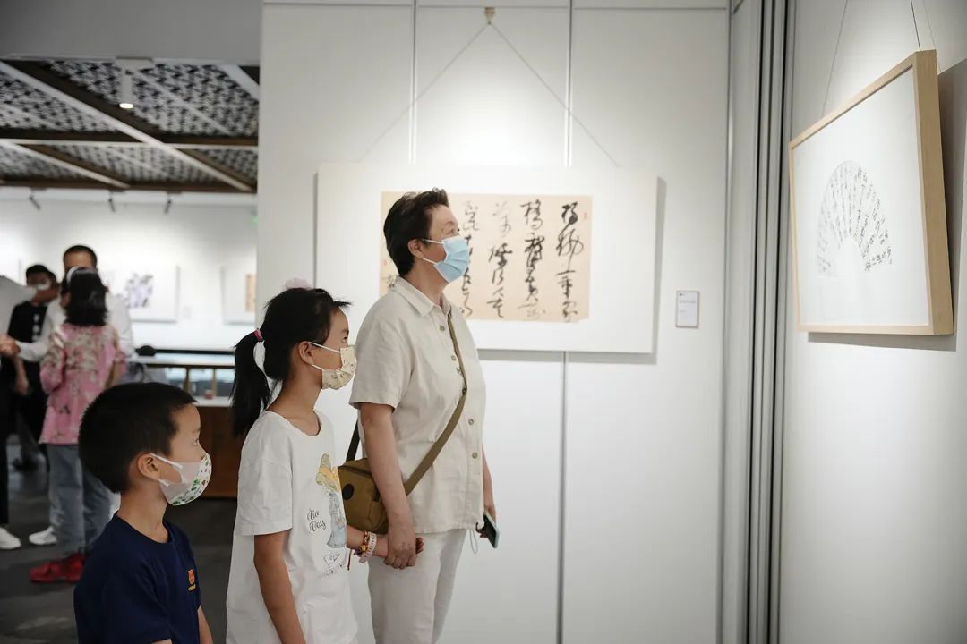 “徐海作品展”在荣宝斋书法馆隆重开幕，展出书法、绘画、篆刻、烟斗、画瓷作品百余件