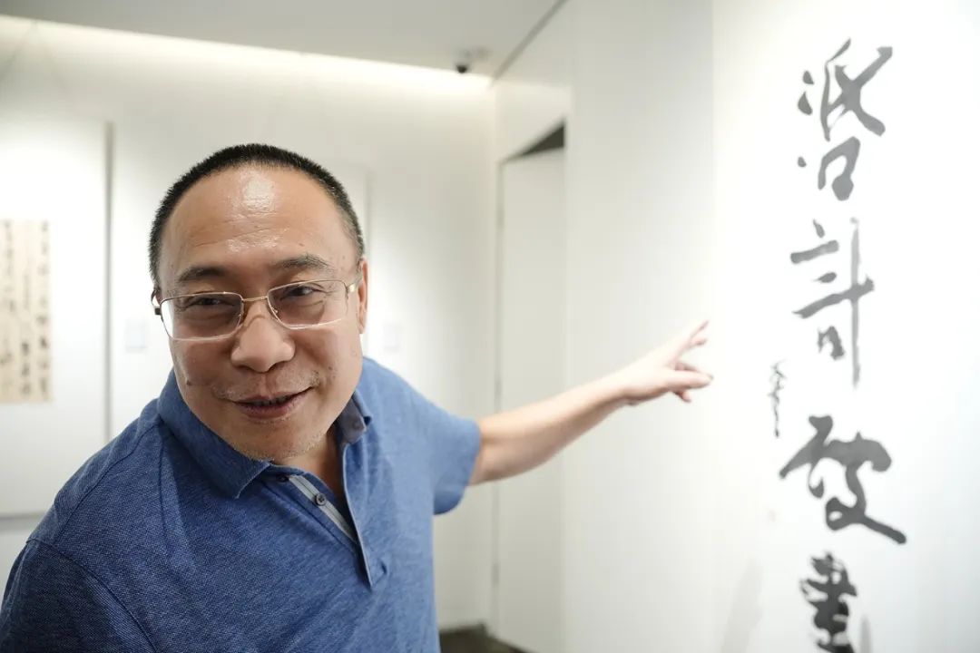 “徐海作品展”在荣宝斋书法馆隆重开幕，展出书法、绘画、篆刻、烟斗、画瓷作品百余件