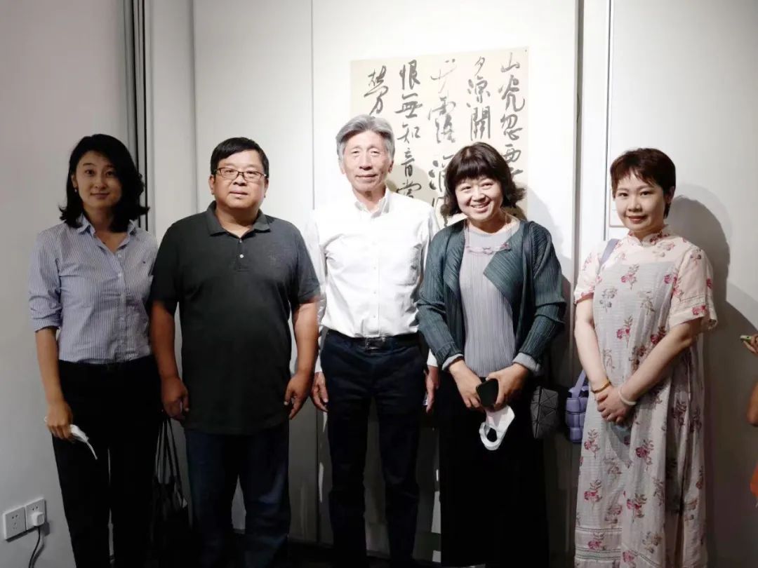 “徐海作品展”在荣宝斋书法馆隆重开幕，展出书法、绘画、篆刻、烟斗、画瓷作品百余件