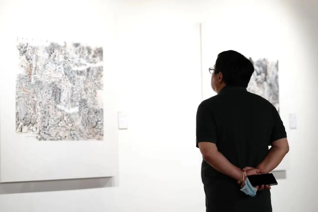 “徐海作品展”在荣宝斋书法馆隆重开幕，展出书法、绘画、篆刻、烟斗、画瓷作品百余件