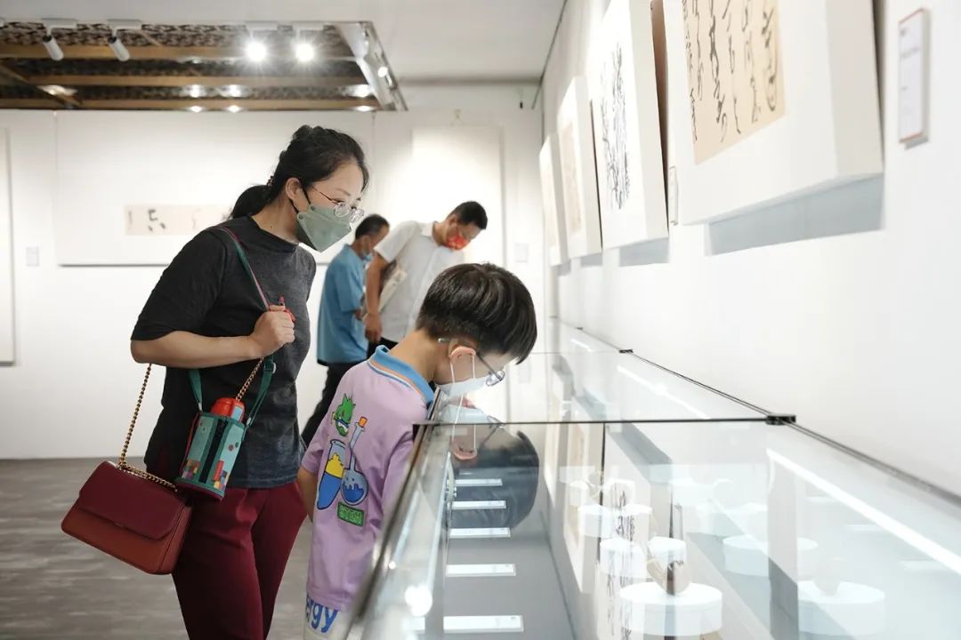 “徐海作品展”在荣宝斋书法馆隆重开幕，展出书法、绘画、篆刻、烟斗、画瓷作品百余件