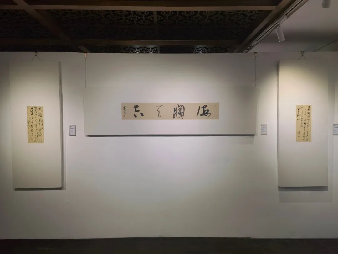 “徐海作品展”在荣宝斋书法馆隆重开幕，展出书法、绘画、篆刻、烟斗、画瓷作品百余件