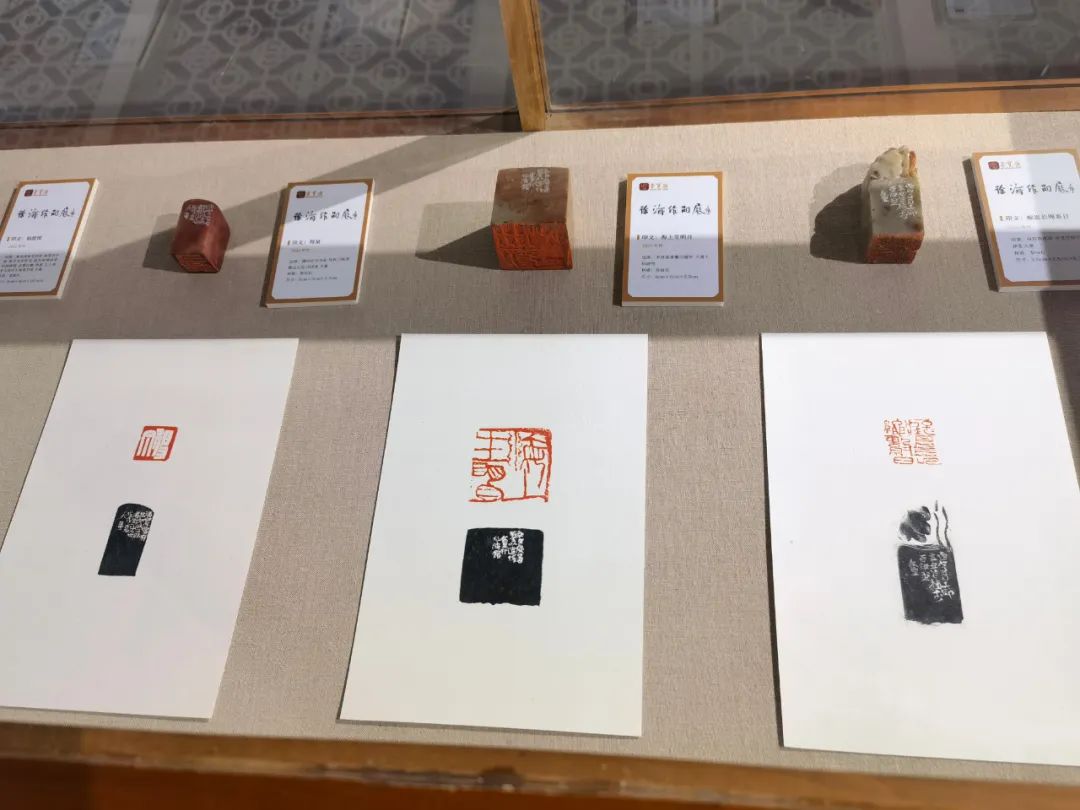 “徐海作品展”在荣宝斋书法馆隆重开幕，展出书法、绘画、篆刻、烟斗、画瓷作品百余件