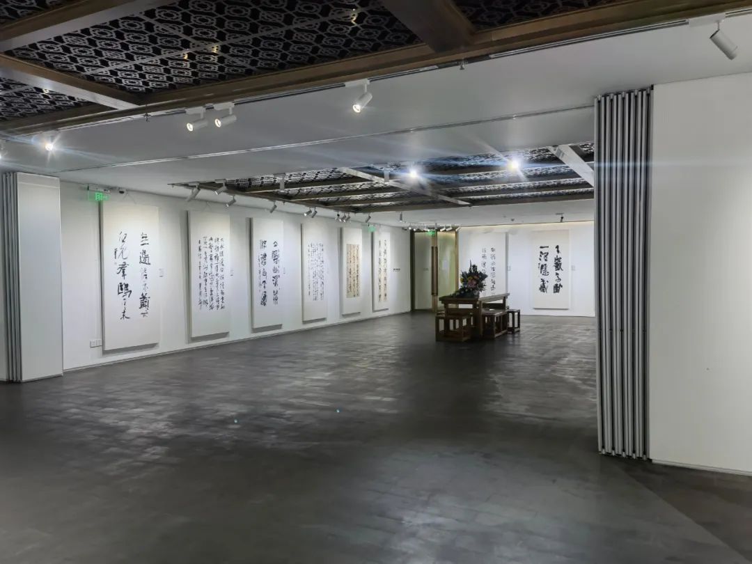 “徐海作品展”在荣宝斋书法馆隆重开幕，展出书法、绘画、篆刻、烟斗、画瓷作品百余件