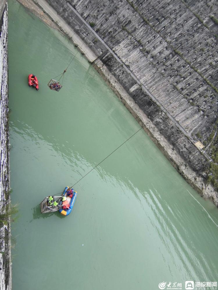 四川泸定地震后72小时：数万人在大渡河两岸展开的紧急救援