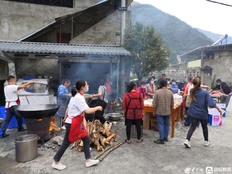 四川泸定地震后72小时：数万人在大渡河两岸展开的紧急救援