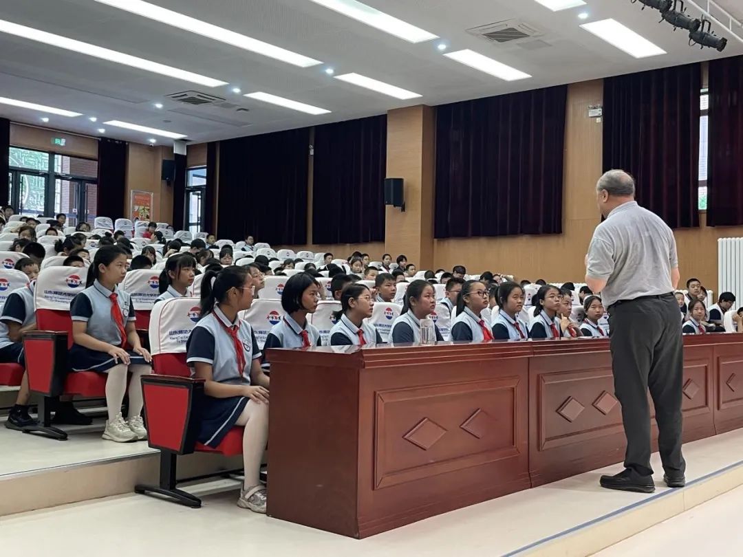 中科院科学家刘大禾教授到山师祥泰实验学校作科普报告