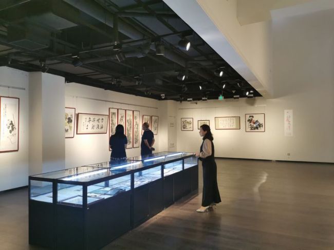 “乐道守真”戴丕昌教授从教从艺五十周年书画展圆满落幕，高校巡展首展今日在山东管理学院开启