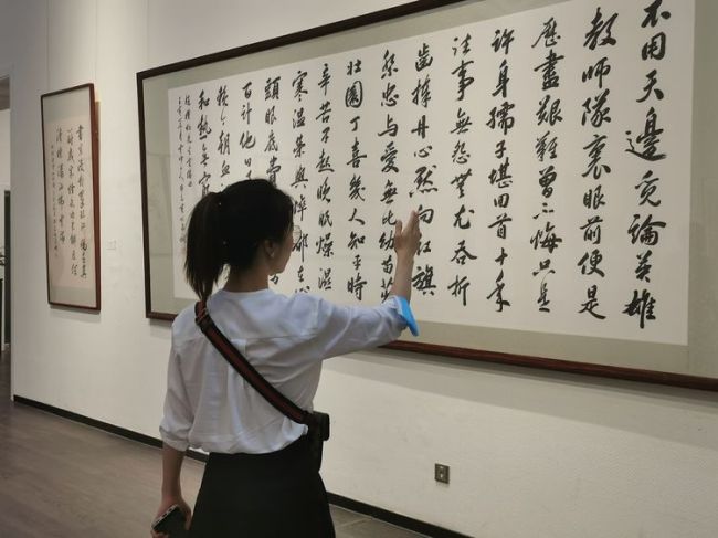 “乐道守真”戴丕昌教授从教从艺五十周年书画展圆满落幕，高校巡展首展今日在山东管理学院开启