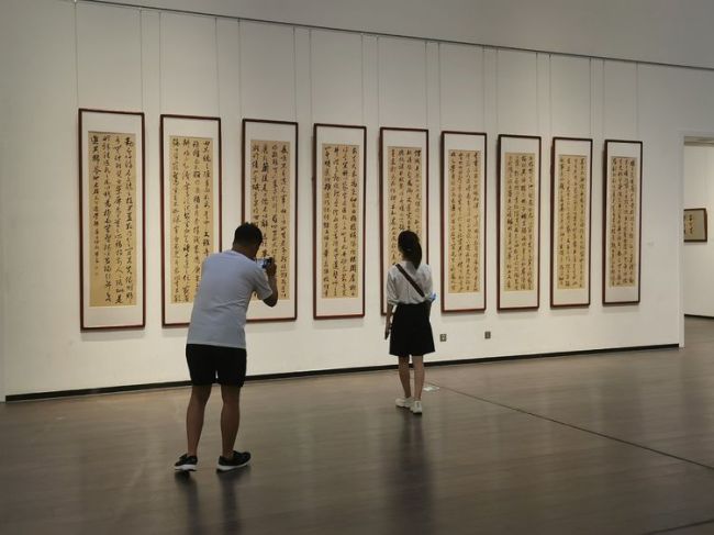 “乐道守真”戴丕昌教授从教从艺五十周年书画展圆满落幕，高校巡展首展今日在山东管理学院开启