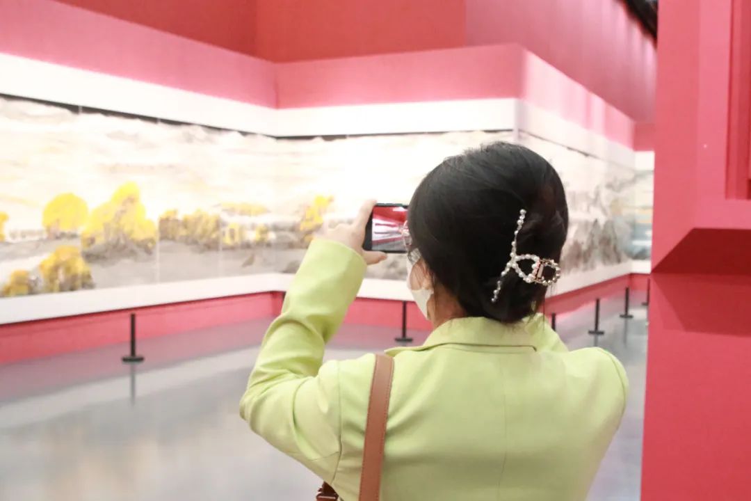 中国画主题长卷《万里绿色长城图》《万马奔腾图》在内蒙古美术馆展出