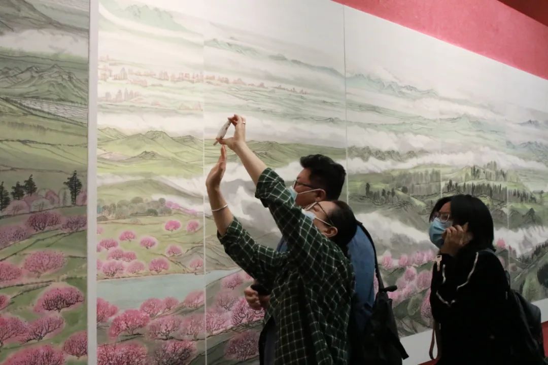 中国画主题长卷《万里绿色长城图》《万马奔腾图》在内蒙古美术馆展出