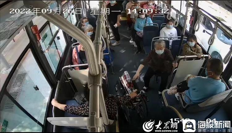 老人坐轮椅乘车，济南K31路司机与乘客上演一场“暖心接力”
