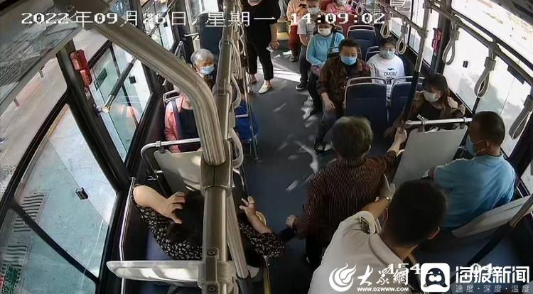 老人坐轮椅乘车，济南K31路司机与乘客上演一场“暖心接力”
