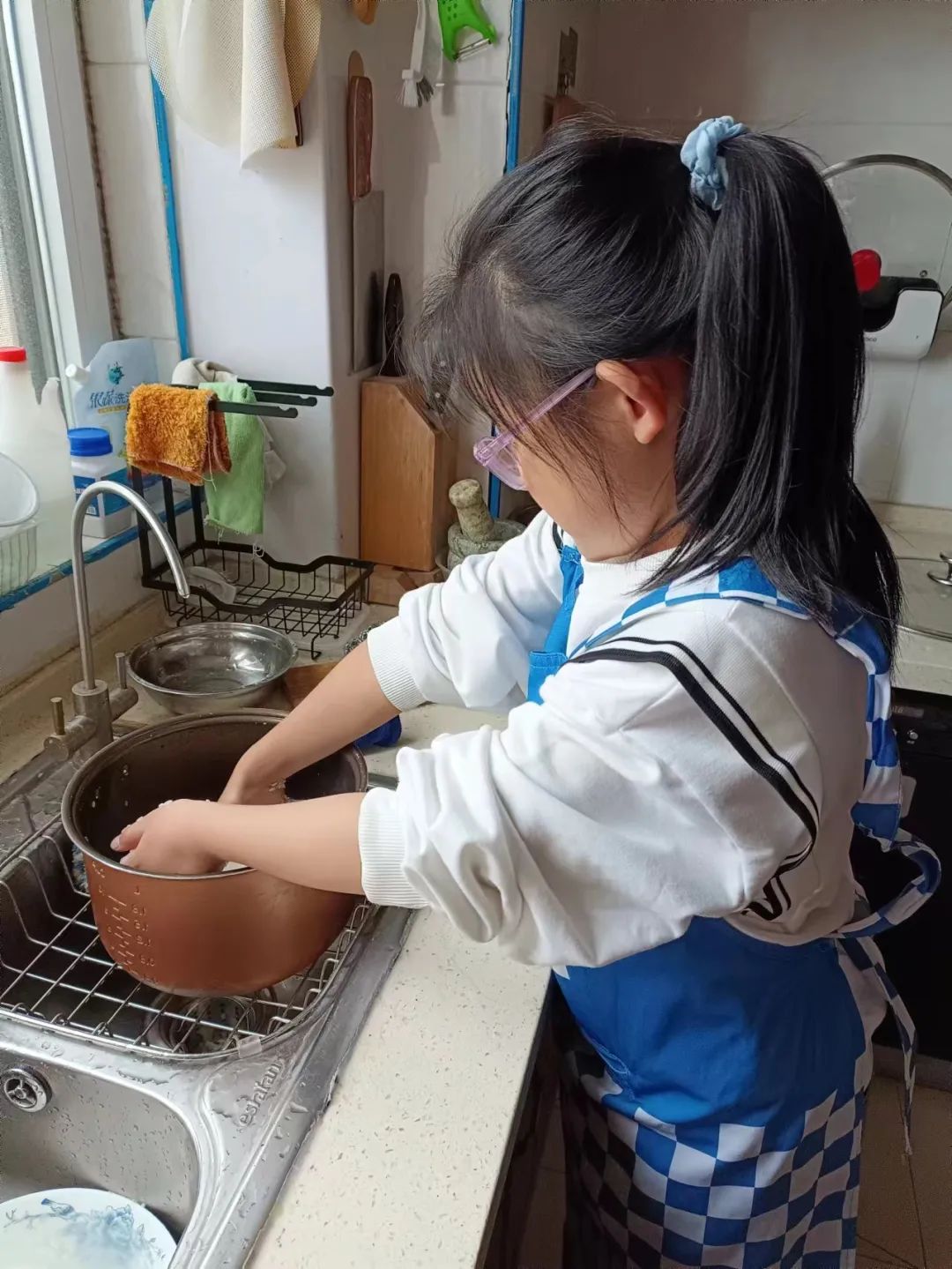 秋光冉冉九重阳，长情意暖久韵香——山师东海实验学校小学部开展“童心敬老 爱在重阳”主题教育活动