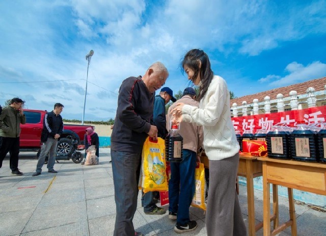 青岛远方好物生活馆到莱西水集街道梅花山新村西爻子埠村开展重阳节关爱老人活动