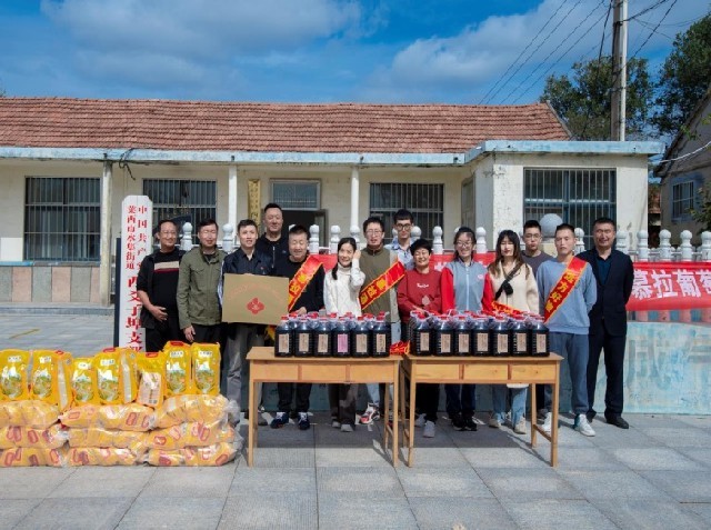 青岛远方好物生活馆到莱西水集街道梅花山新村西爻子埠村开展重阳节关爱老人活动