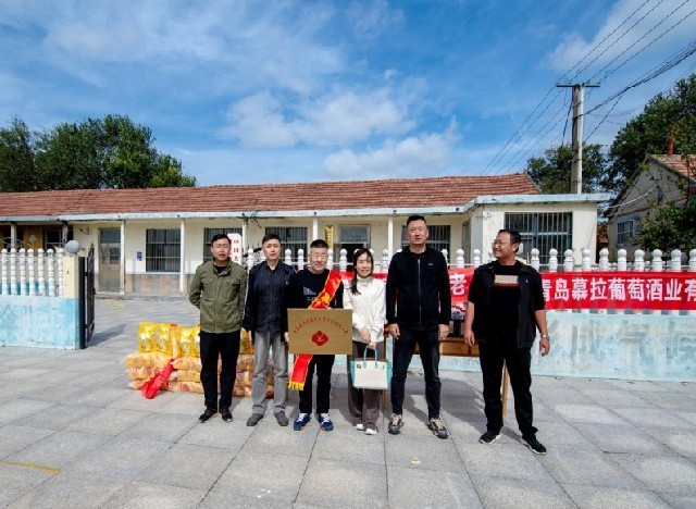 青岛远方好物生活馆到莱西水集街道梅花山新村西爻子埠村开展重阳节关爱老人活动