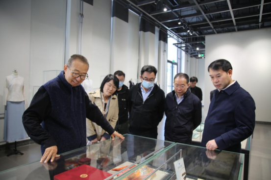 潘鲁生会见青岛出版集团、青岛西海岸新区来宾并陪同参观交流