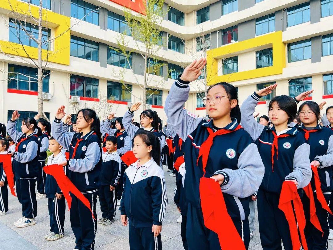 山师中铁实验学校隆重举行入队仪式，90名二年级学生光荣加入中国少年先锋队