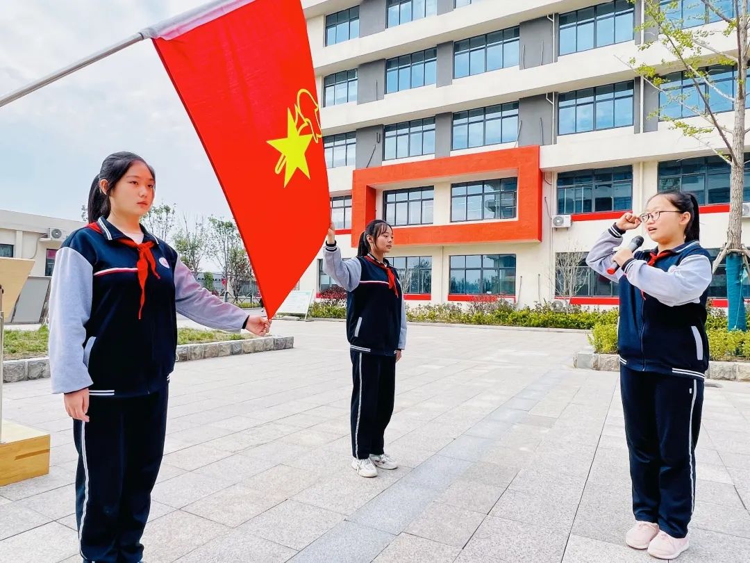 山师中铁实验学校隆重举行入队仪式，90名二年级学生光荣加入中国少年先锋队