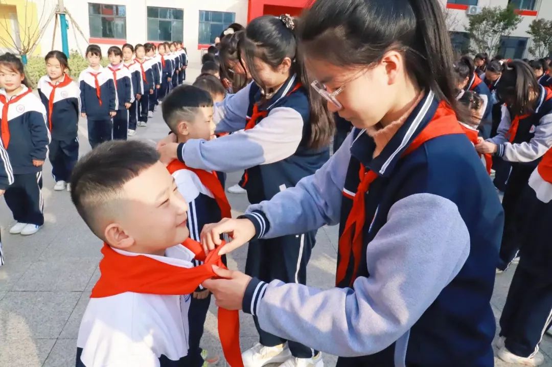 山师中铁实验学校隆重举行入队仪式，90名二年级学生光荣加入中国少年先锋队