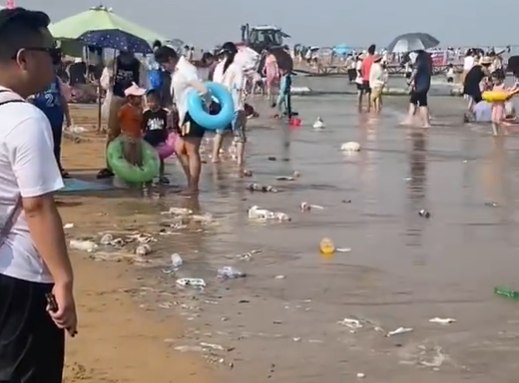 日照海滨国家森林公园海岸线漂满垃圾，游客纷纷吐槽体验差劲