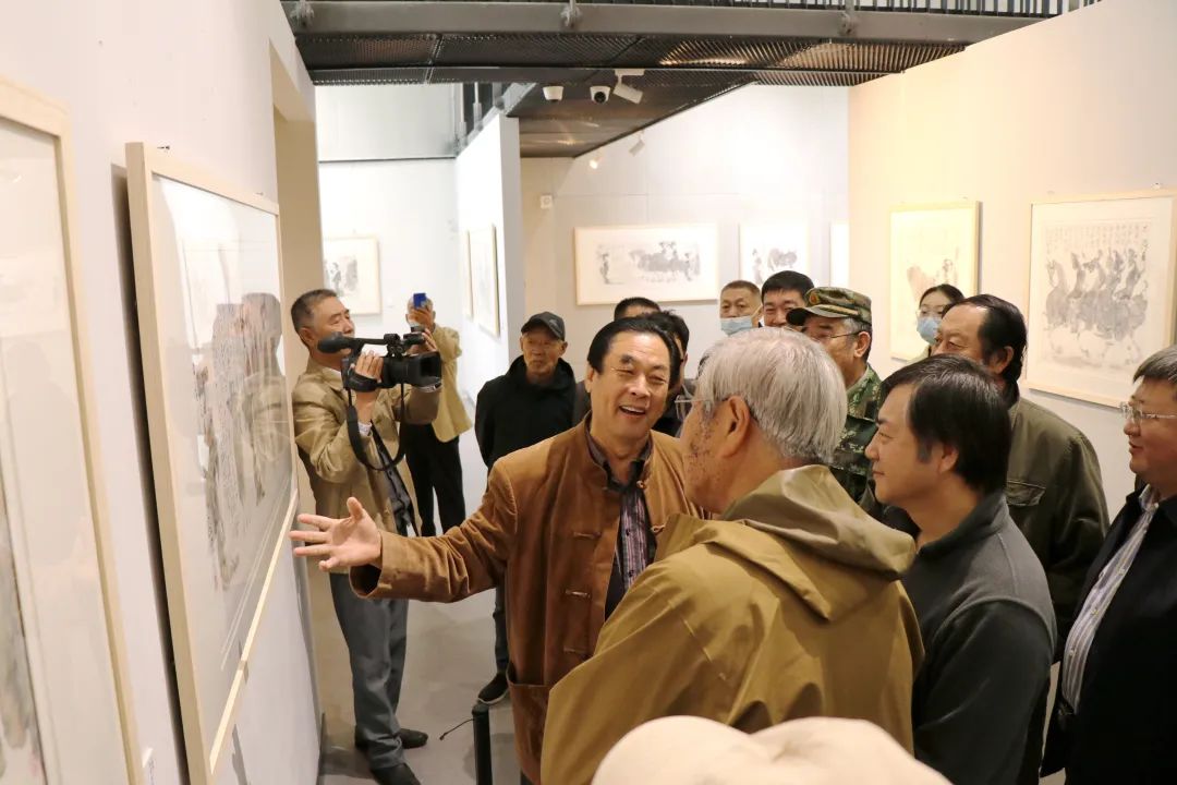 “喜迎二十大——王阔海新汉画水墨艺术展”在烟台开幕