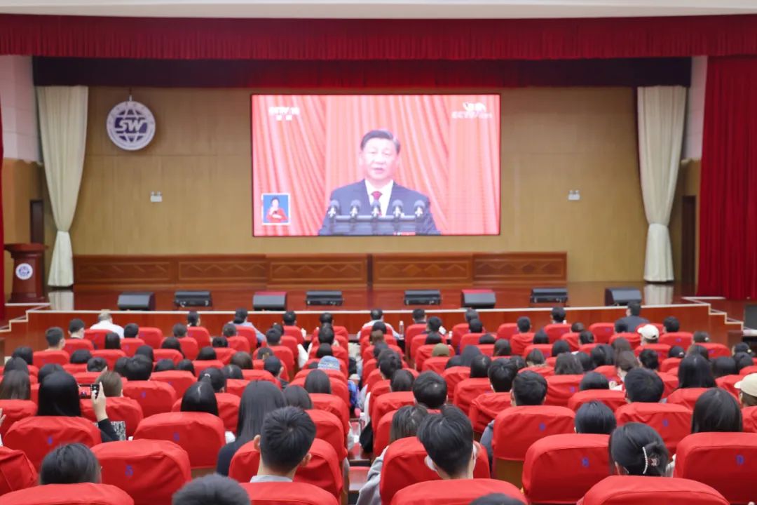 振奋人心！山东外事职业大学师生热切关注党的二十大开幕盛况