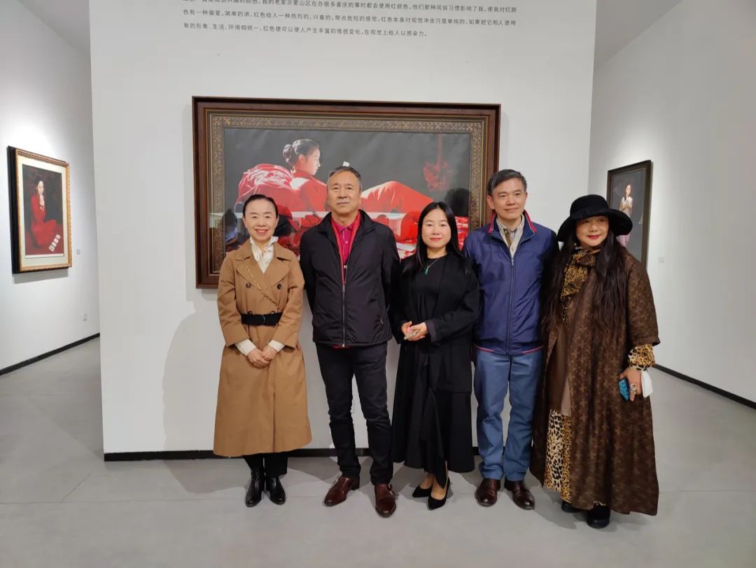 “远方的太阳—王沂东”艺术展在京开幕，展现东方女性的“中国红”之美