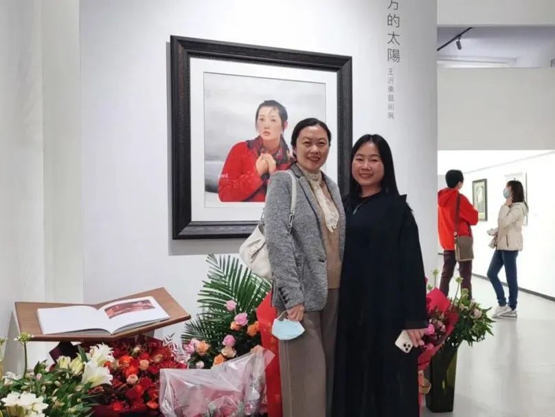 “远方的太阳—王沂东”艺术展在京开幕，展现东方女性的“中国红”之美