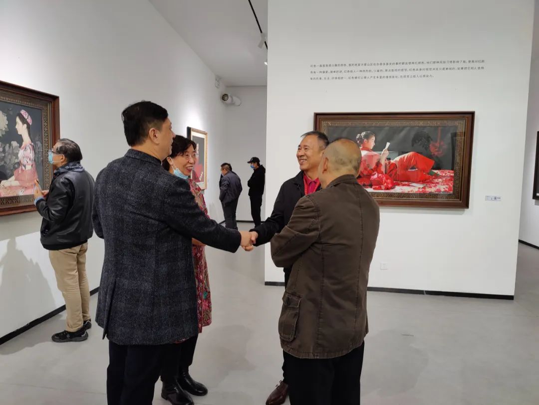 “远方的太阳—王沂东”艺术展在京开幕，展现东方女性的“中国红”之美