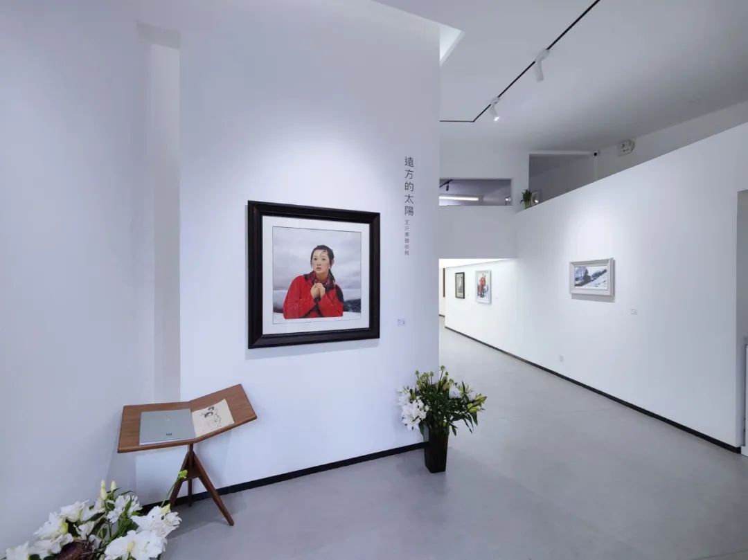 “远方的太阳—王沂东”艺术展在京开幕，展现东方女性的“中国红”之美