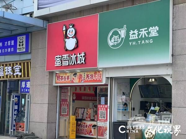 天天3·15|青岛顾客喝奶茶喝出蟑螂还嚼了两下，蜜雪冰城最终十倍赔偿