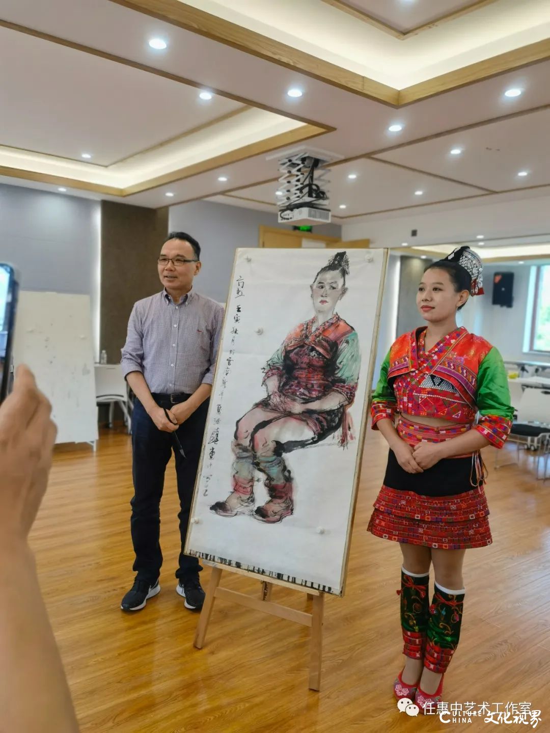 著名画家任惠中写生云南戛洒傣族人物，尽展民族特色风情