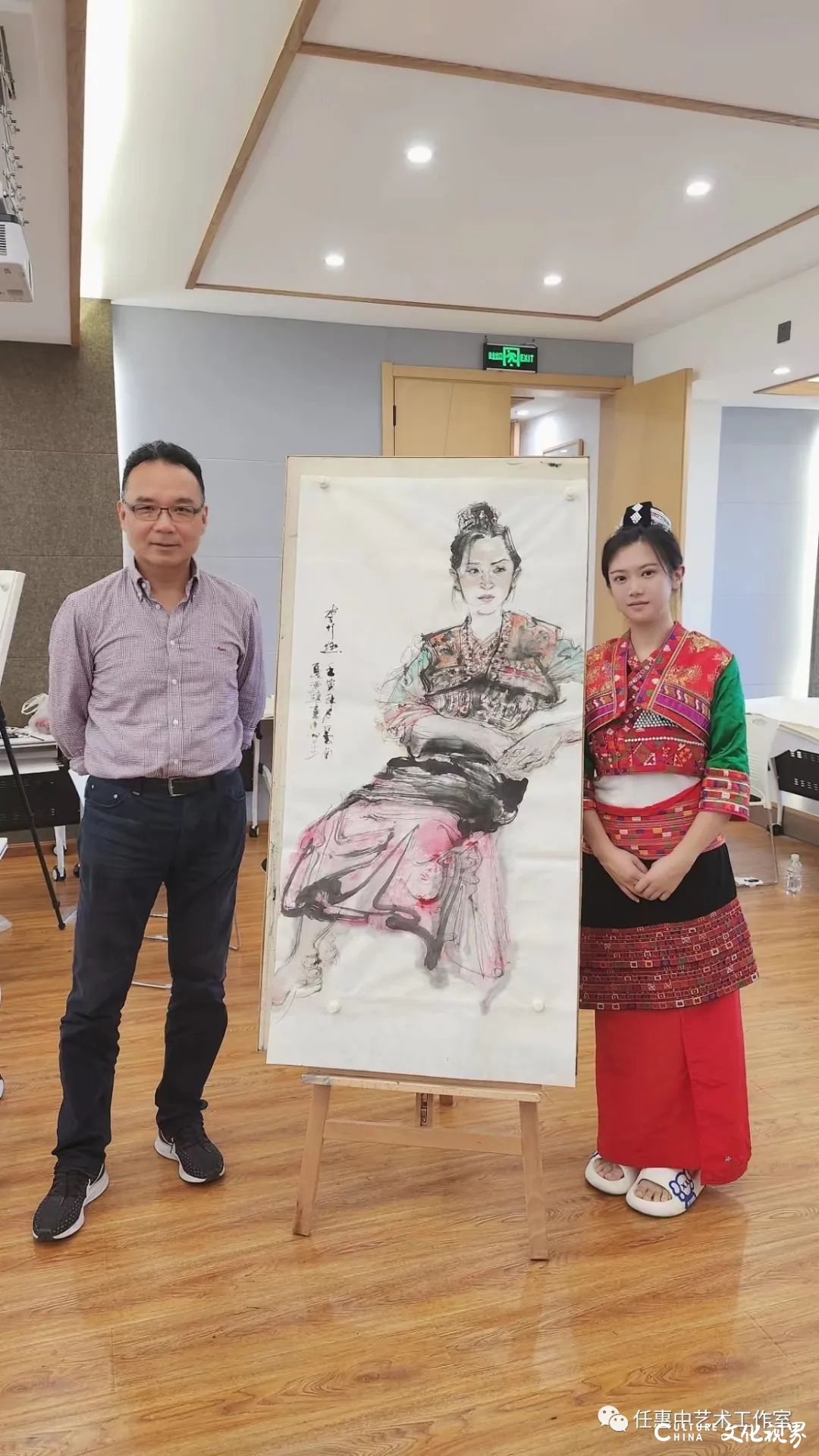 著名画家任惠中写生云南戛洒傣族人物，尽展民族特色风情