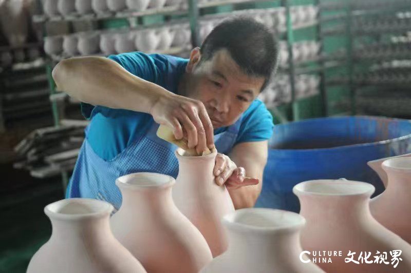 鲁青瓷烧制第一人——王玉建：淄博泰山瓷业窑炉边成长起来的高级技师