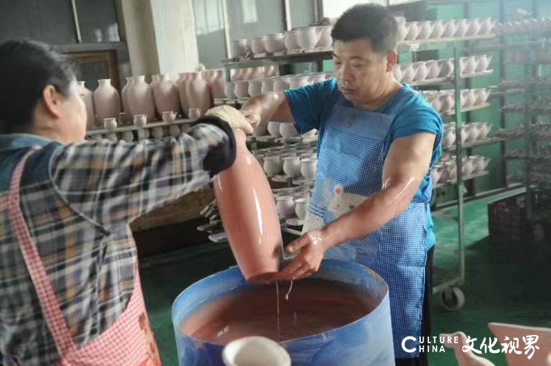 鲁青瓷烧制第一人——王玉建：淄博泰山瓷业窑炉边成长起来的高级技师