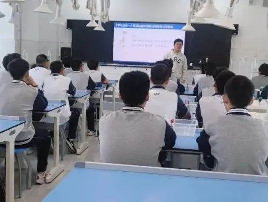 济南市历城区视导组到万象新天学校开展教学指导