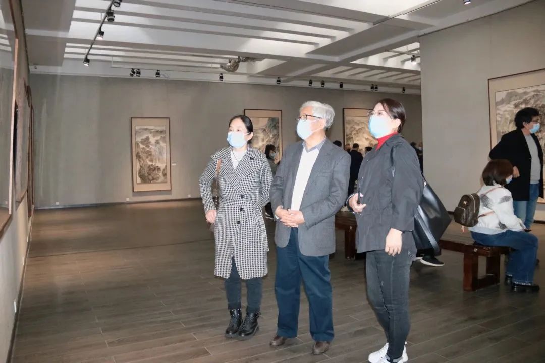 丹青映江山 奋进新征程，“信彼南山——石峰中国山水画作品展”在湖南省画院美术馆开展