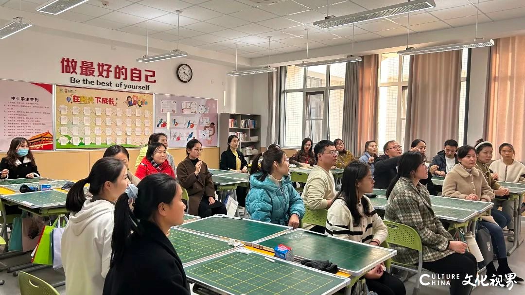 落笔生花   粉墨飘香——山师照昕实验学校小学部举行教师粉笔字培训活动