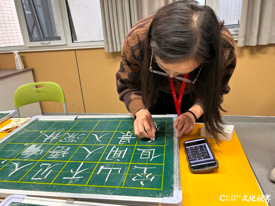 落笔生花   粉墨飘香——山师照昕实验学校小学部举行教师粉笔字培训活动